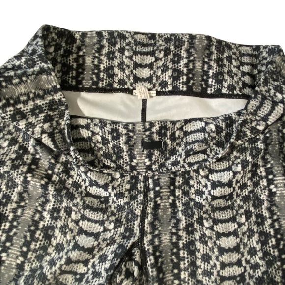 Under Armour Mesh Panel Snake Skin Pattern Capri Pants - Picture 5 of 7